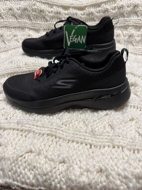 Skechers Size 6 Arch Fit Black Athletic Sneakers